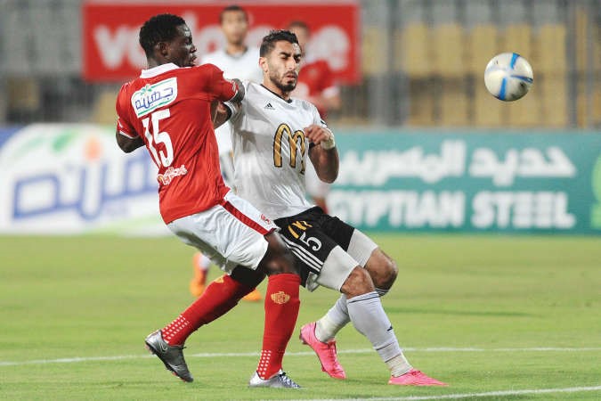 مهاجم الاهلي ماليك ايفونا يصارع للحصول على الكرة