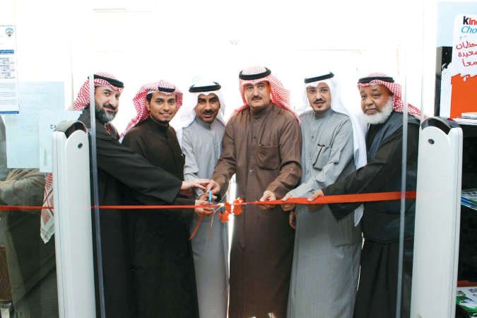 دسعد الشبو وبدر الفزير وأعضاء مجلس الإدارة خلال الافتتاح﻿