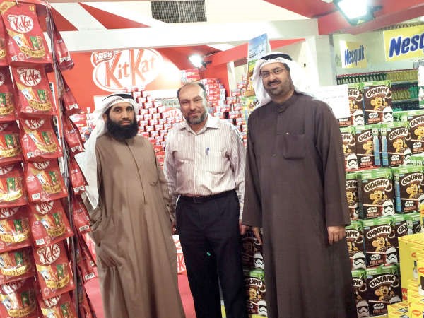 وليد يعقوب وخالد المنصوري ومدير السوق المركزي خلال الافتتاح
