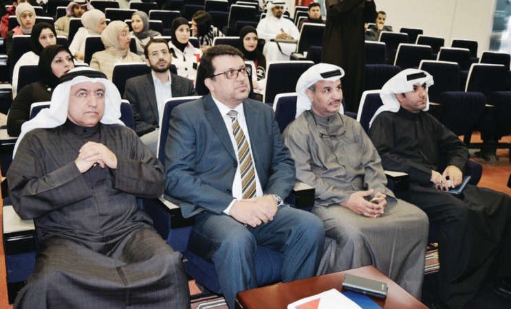 ممحمد بوشهري متوسطا الحضور خلال الندوة