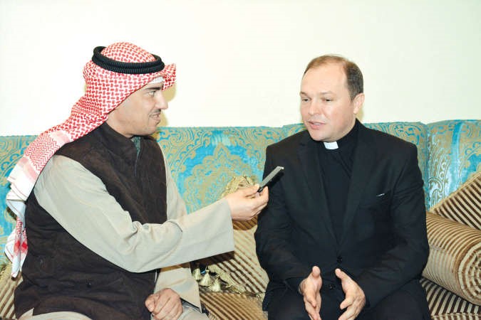 مونسنيور ماكسيموفيتش متحدثا للزميل محمد الخالدي﻿