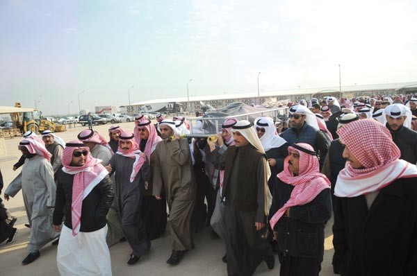 رئيس مجلس الامة مرزوق الغانم يشارك بحمل جثمان الفقيد نبيل الفضل الى مثواه الاخيرمحمد هاشم
