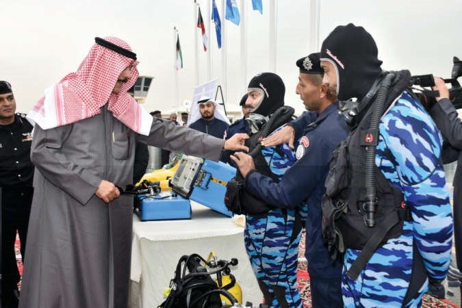 الشيخ محمد الخالد يطلع على الزي الخاص بخفر السواحل ﻿