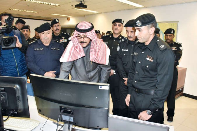 الوزير يتفقد احد اجهزة المراقبة الرادارية ويبدو الفريق سلمان الفهد واللواء زهير النصر الله﻿