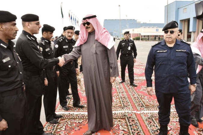 الوزير الخالد مصافحا ضباط امن الحدود البحرية﻿