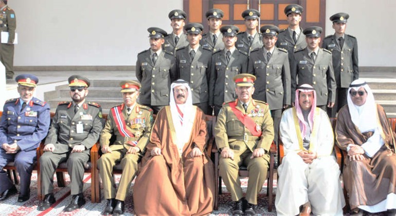 السفير الشيخ عزام الصباح مع ضباط من الجيش الكويتي 