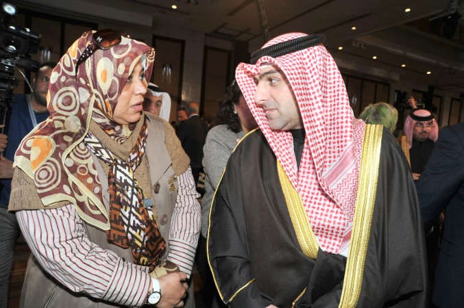ياسر ابل متحدثا الى الزميلة هناء السيد	ناصر عبدالسيد﻿
