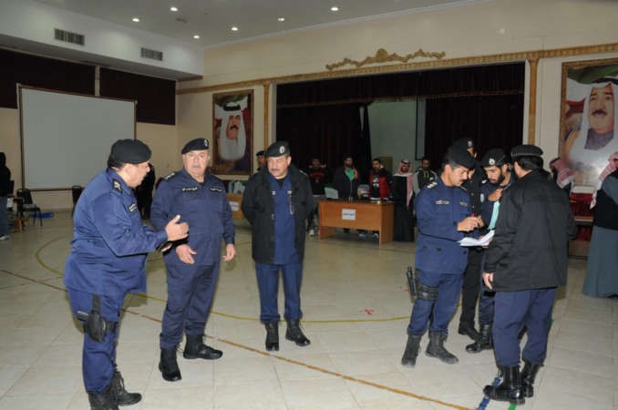الفريق سليمان الفهد يستمع الى شرح من القائد الميداني اللواء عبدالفتاح العلي حول مراحل الحملة ويبدو اللواء جمال الصايغ والعقيد وليد شهاب