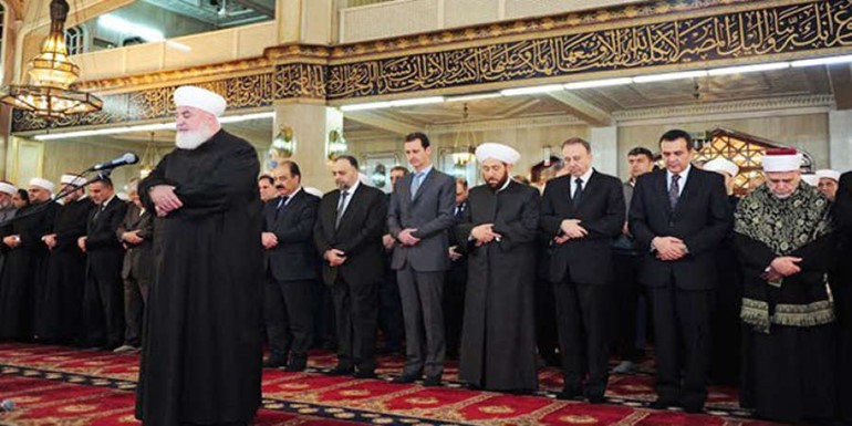 الرئيس السوري يؤدي صلاة العشاء سانا