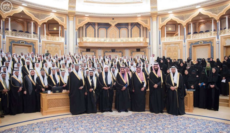 خادم الحرمين الشريفين الملكسلمان بن عبدالعزيز في صورة جماعيةمع اعضاء مجلس الشورى عقب افتتاحه اعمالالمجلس امس واس﻿