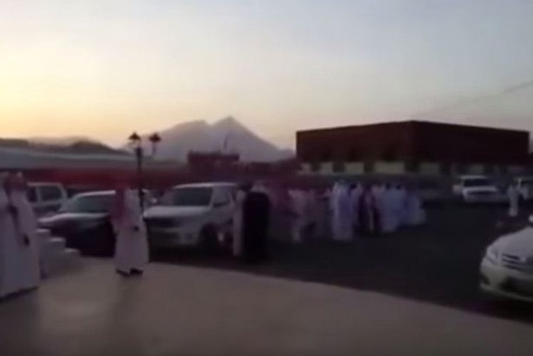 بالفيديو.. عريس سعودي يعتدي باللكمات والضرب على احد مهنئيه! 