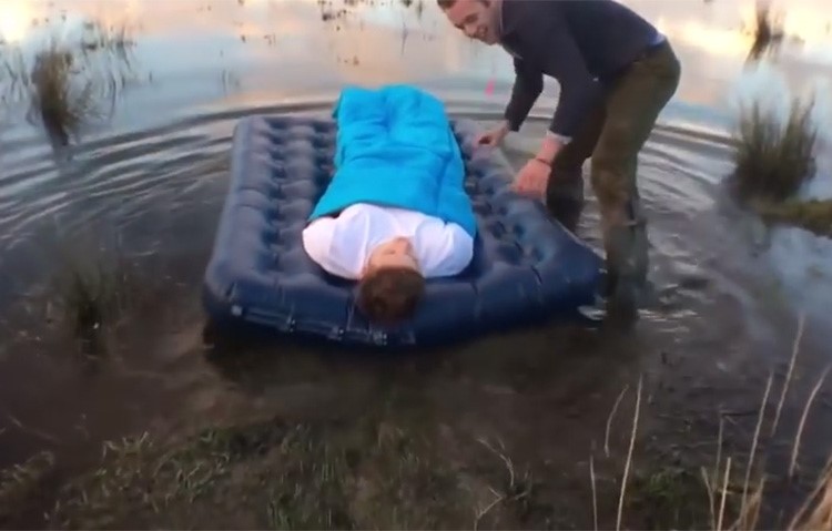 بالفيديو.. شاب يسحب صديقه النائم ليستيقظ وسط بحيرة ماء 