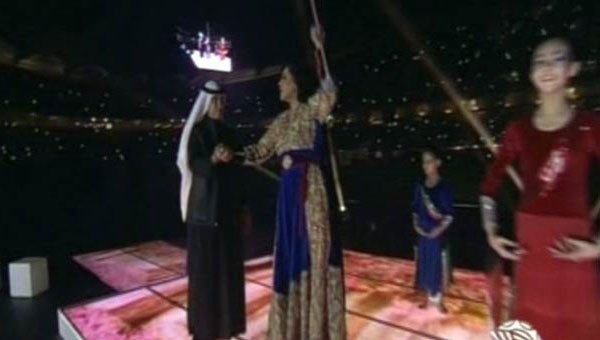 بالصور.. أحلام تخفي ساقها المكسورة في أحدث جلسة تصوير