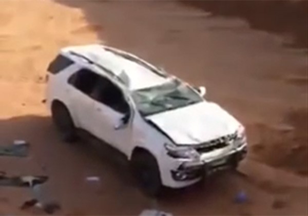 بالفيديو.. "سيارة" تهوي بصاحبها في حفرة عميقة تفاجأ بها خلال سيره بالبر