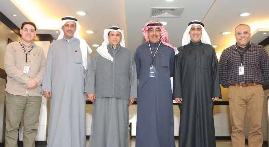نائب رئيس التحرير الزميل عدنان الراشد مرحبا بضيوف الندوة فهد المطوع ومبارك المترك وعبدالعزيز التويجري بحضور الزميلين امير زكي ومسعد حسنيهاني الشمري