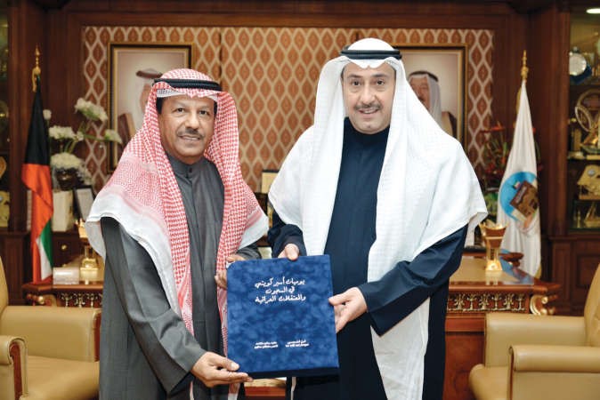 الشيخ فيصل الحمود يتسلم نسخة من الكتاب من العقيد متقاعد ناصر سالمين