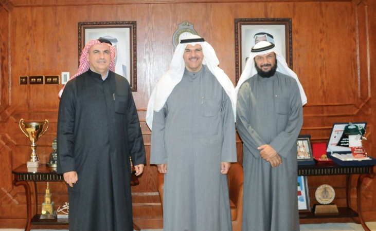  الشيخ سلمان الحمود خلال لقائه عضوي مجلس امناء مركز الامل احمد الصقر وداحمد الشيحة ﻿