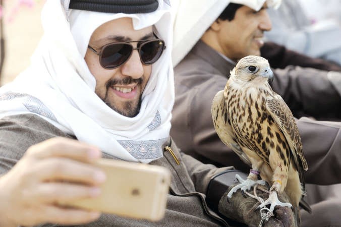 سيلفي مع احد الصقور 