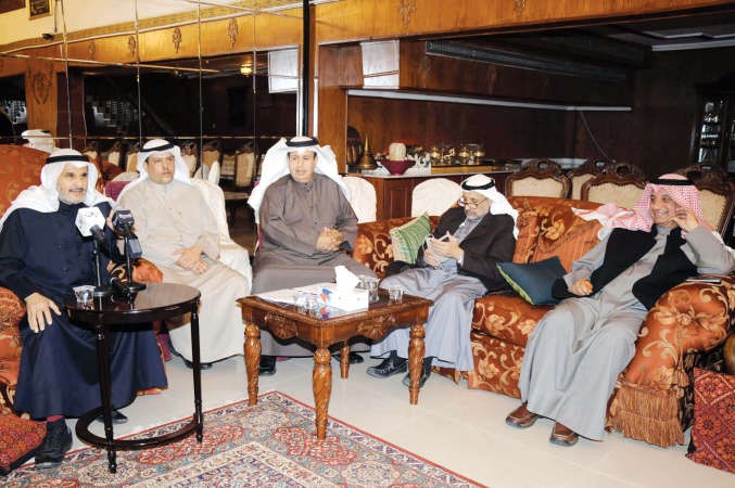 المحامي مبارك المطوع وفواز السعيدي ومبارك العساف واياد المطوع ودعلي الطراح خلال الملتقى	محمد خلوصي﻿