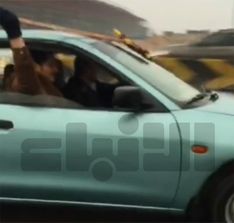 فيديو طريف..تعطلت مساحات سيارته اثناء هطول الامطار..شاهد ماذا فعل