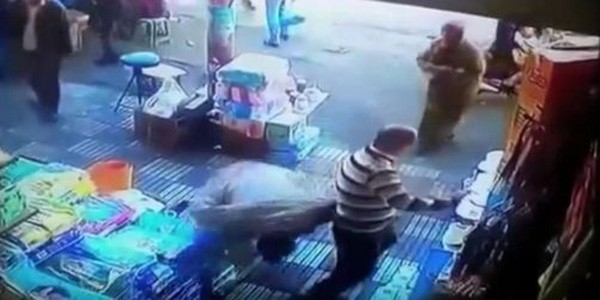 بالفيديو.. شاب تحرش بمغربية فلقنته درساً لن ينساه