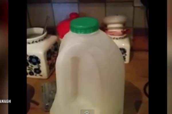 بالفيديو.. لحظات حيرت عائلة بريطانية... عفريت يرفع غطاء زجاجة حليب