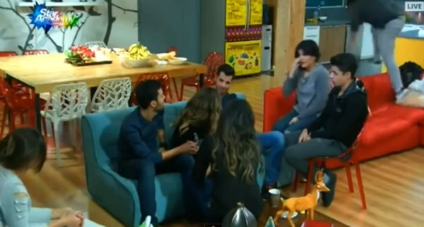 بالفيديو.. لحظة سقوط متسابق «ستار أكاديمى» التونسي على الهواء