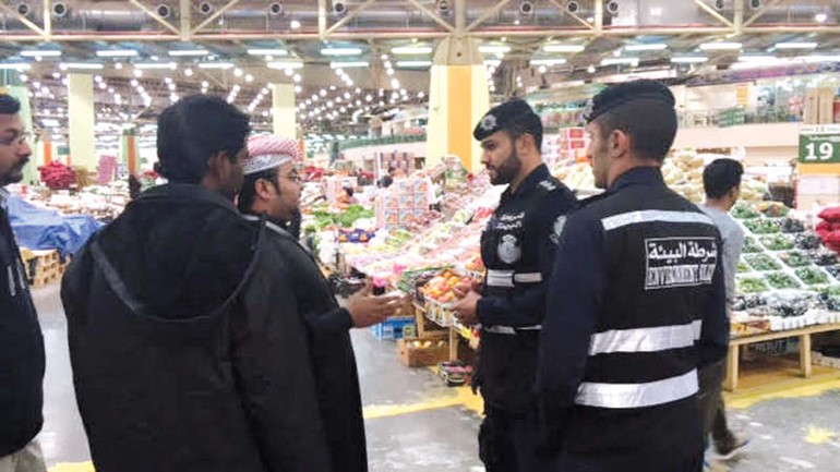 رجال شرطة البيئة يتفقدون سوق الفاكهة ﻿