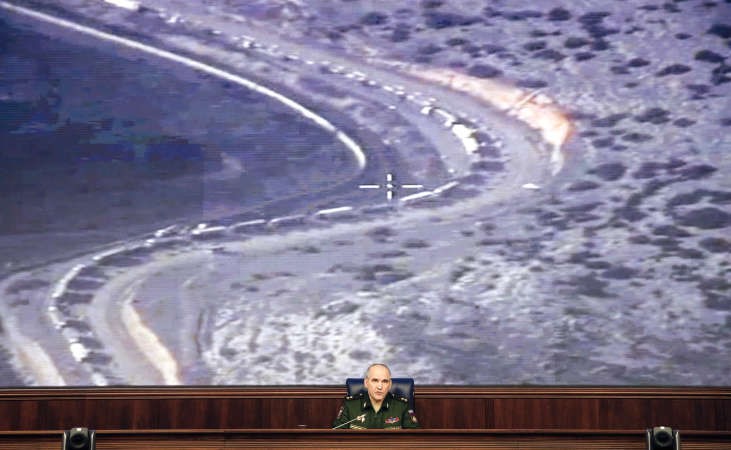 الجنرال سيرغي روتسكوي متحدثا في مؤتمر صحافي لرئاسة الاركان الروسية رويترز