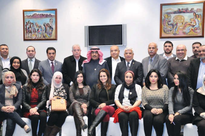 فيصل المتلقم واللواء خالد فودة ونائب رئيس التحرير الزميل عدنان الراشد والوفد الصحافي في صورة جماعية 