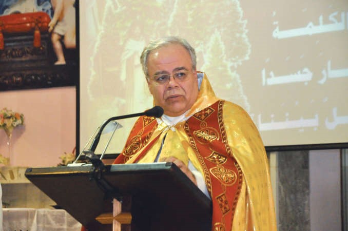 المطران ريمون عيد ملقيا العظة