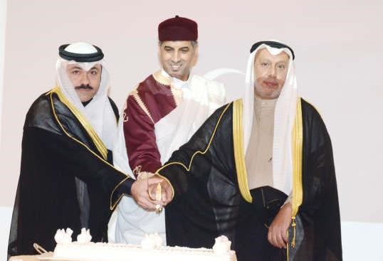 السفير مشعل الشمالي والسفير مبارك العدواني يشاركان عبدالعالي المرتضى قطع كعكة الاحتفال احمد علي