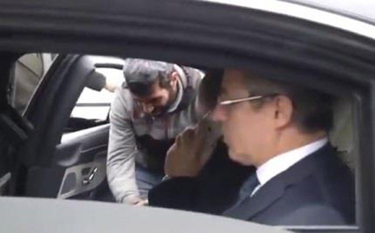 بالفيديو.. أردوغان يتدخل لإنقاذ رجل من الانتحار من أعلى البوسفور