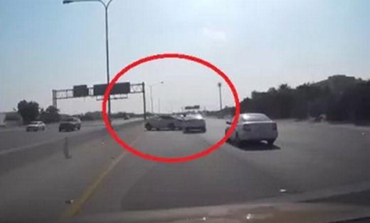 بالفيديو.. مزاح سائق سيارة يتحول إلى كارثة على طريق سريع في السعودية