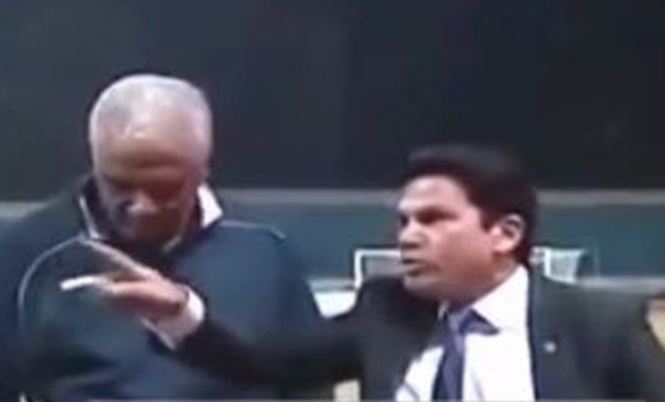 بالفيديو.. لحظة إنفعال مراسل مصري قبل اللقاء على الهواء: هامسك في خناقك