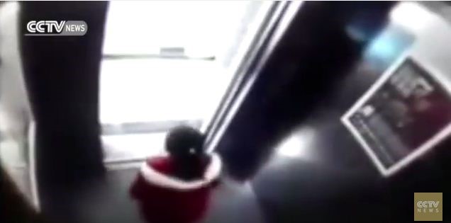 بالفيديو.. طفلة تنجو من حادث خطير بأعجوبة 