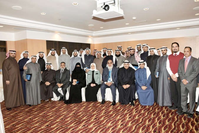هند الصبيح واحمد الموسى وجعفر الكندري مع المشاركين في الدورة﻿