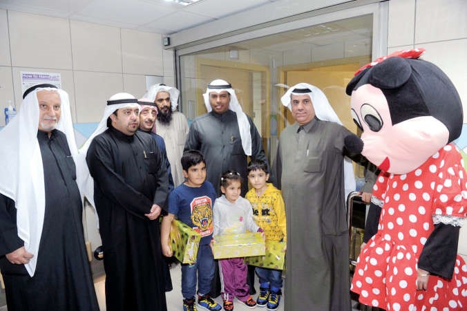 الرشيدي يقدم الهدايا لاحد الاطفال النزلاء بالمستشفى