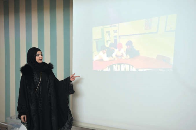 المعلمة ندى معروف تشرح طريقة احدى الالعاب التربوية
﻿