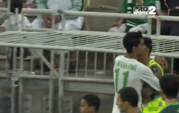 بالفيديو..لاعب سعودي يترك المباراة من أجل معانقة "رجل الأمن"