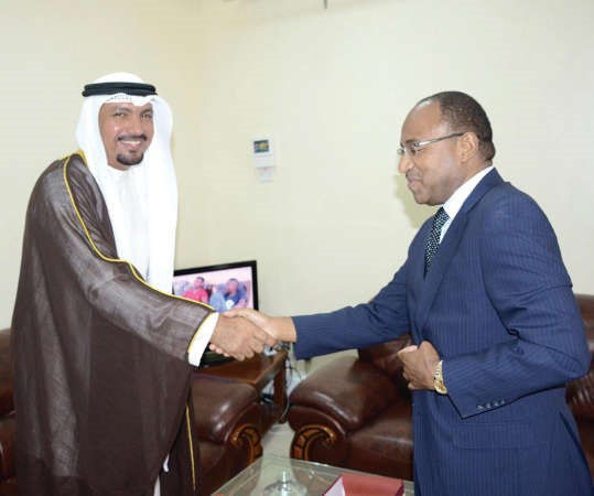 السفير جاسم الناجم مع وزير الدفاع التنزاني حسين مويني 
