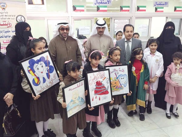 عادل الراشد ومدير المركز مع بعض المدرسات والطالبات ﻿
