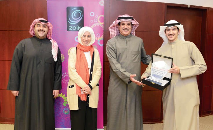 اسعد البنوان وايمان الروضان يتوسطان فهد الجدعان وداود البصيري