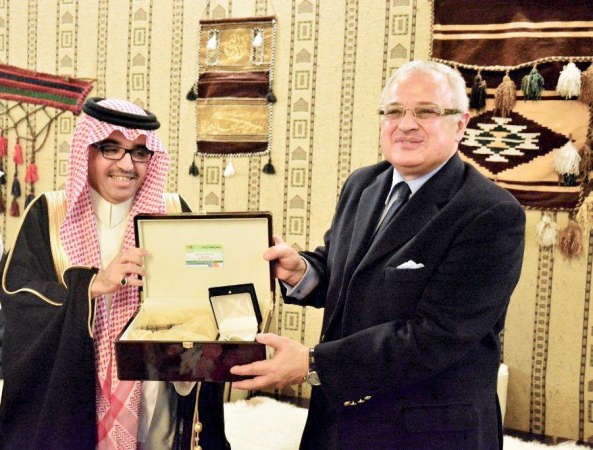 هدية تذكارية من دهشام زعزوع الى دبندر بن فهد ال فهيد