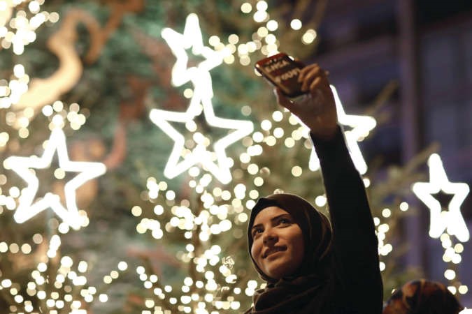 لبنانية محجبة تاخذ صورة سيلفي مع اشجار عيد الميلاد امس الاول﻿