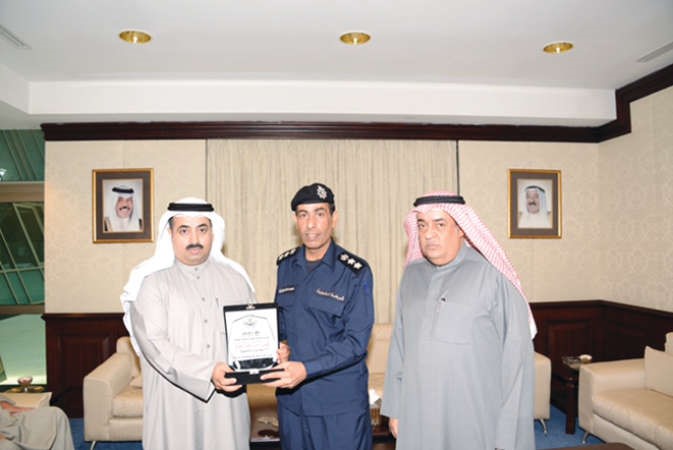  احمد الهداب مكرما العقيد محمد المطيري وعلي الهولي