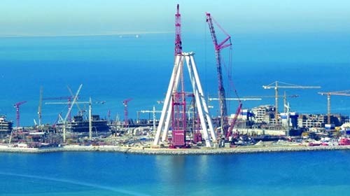 بالصور.. إنجاز دعامات «دبي آي» أكبر عجلة ترفيهية في العالم