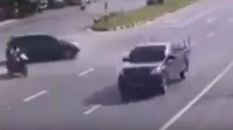  بالفيديو.. شاهد "تعيس الحظ"..صدمته سيارتان في أقل من 15 ثانية