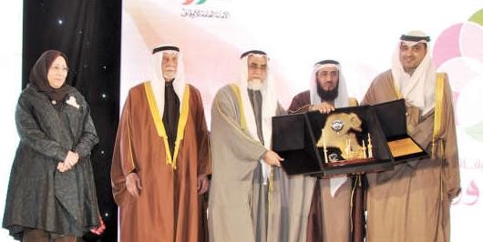الشيخ محمد العبدالله وفريد عمادي يكرمان د عبدالمحسن الخرافي بحضور د ايمان الحميدان وعبدالعزيز الغنام﻿
