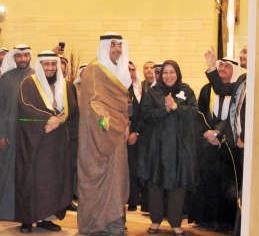 العبدالله مفتتحا المعرض المصاحب للملتقى ﻿